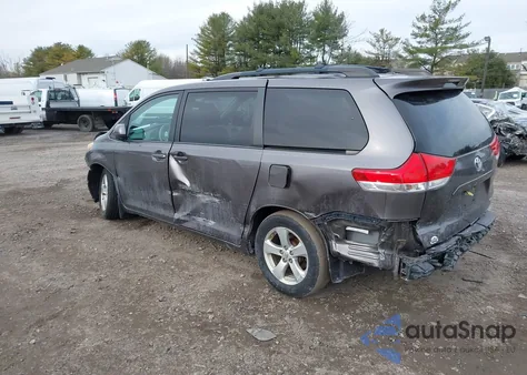 2013 Toyota Sienna Le V6 8 Passenger z USA, uszkodzony, nr VIN 5TDKK3DC1DS358459